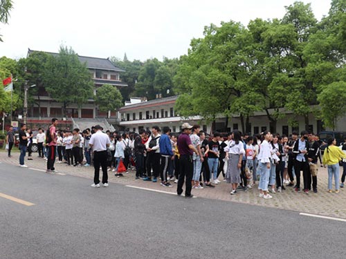 我校“春风十里，我在五尖山等你！”春游活动